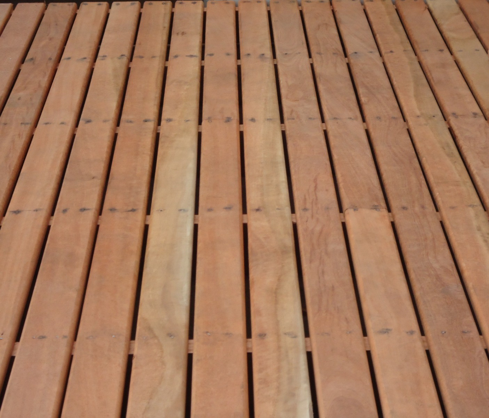 DECK PISCINA EUCALIPTO VERMELHO